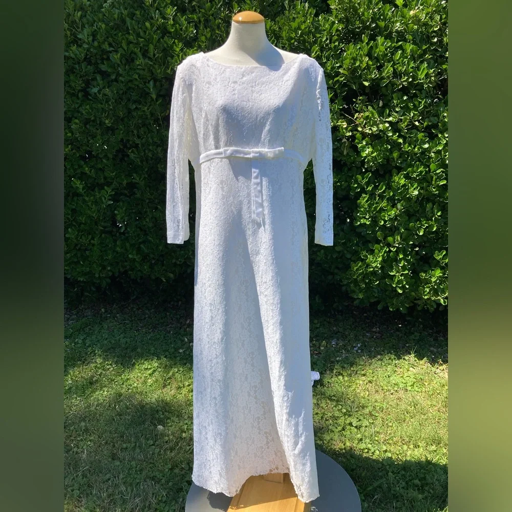 Vintage All Lace White 1960s Wedding Gown Size Medium - Picture 7 of 13